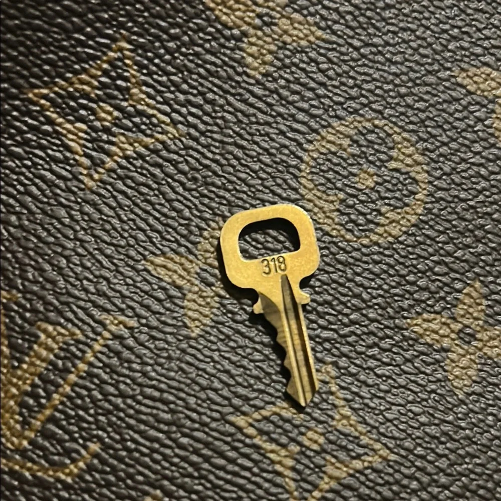 Louis Vuitton Gold Key and Card Holder - Picture 5 of 6